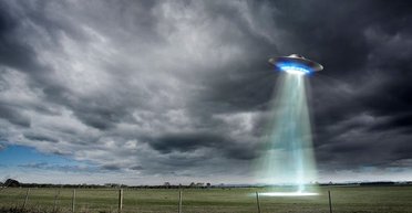 Можливо НЛО: люди помітили загадкове яскраве світло в нічному небі (фото)