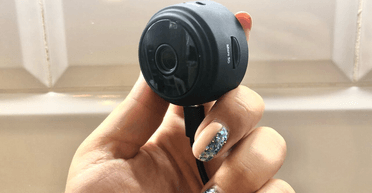 Девушка убиралась в доме и обнаружила скрытые камеры, которые то появлялись, то исчезали