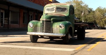 Старинный грузовик 40-х завелся и поехал после 30 лет простоя на улице (видео)