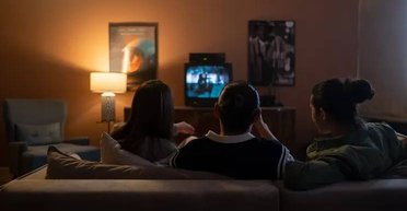 Психіка нас захищає: чому люди так часто переглядають одні й ті самі фільми