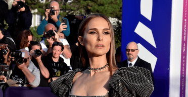 Після розлучення: Наталі Портман у розкішній сукні зʼявилася на кінофестивалі (фото)