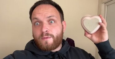 "Зірвав джекпот": чоловік купив забуті всередині комори речі, жодного разу не бачивши їх (відео)