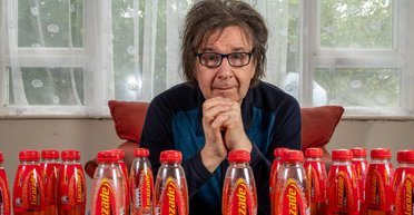 "Манит сильнее кокаина": 65-летний художник выпивает 8 бутылок энергетика в день (фото)