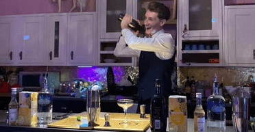 Пенсіонери перетворили покинутий особняк на мільйонний будинок для вечірок (фото)