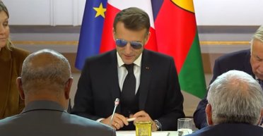 "Придется смириться": Макрон пришел на работу в солнцезащитных очках (видео)