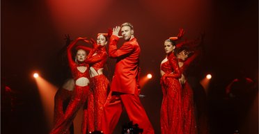 Макс Барских выступил в Киеве в образе Святого Николая (фоторепортаж)