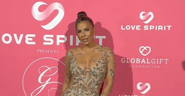 Єва Лонгорія в напівпрозорій сукні зʼявилася в Каннах (фото)