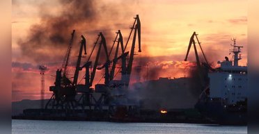 Удар по БДК "Новочеркасск": в РФ подтвердили повреждения корабля, людей эвакуируют (видео)