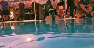 Женщина на одном дыхании под водой преодолела расстояние в две 16-этажки и побила мировой рекорд (фото)