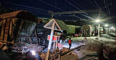 В Мурманской области РФ грузовой состав протаранил пассажирский поезд: есть жертвы (видео)