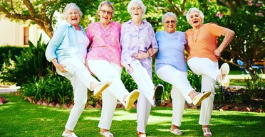 Едят орехи и пьют вино. 7 главных правил долгожителей