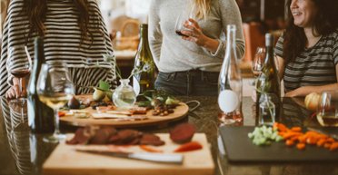 Что нельзя делать, когда дома гости: народные приметы о застолье