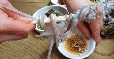 Найнебезпечніші делікатеси у світі: "живе" щупальце восьминога "задушило" голодного чоловіка