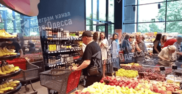 "Проезжай": одессит насмешил соцсети, не поделив дорогу с собственным отражением (видео)