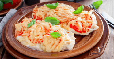 Курячі відбивні з сиром і помідорами: неймовірно смачно і просто