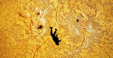 Человек "падает" на Солнце: получена удивительная фотография, такую еще никто не делал (фото)