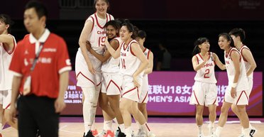 Двухметровая баскетболистка из Китая стала сенсацией в соцсетях (видео)