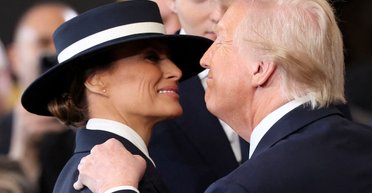 Річ у капелюсі: Дональд Трамп не зміг поцілувати Меланію на інавгурації (відео)