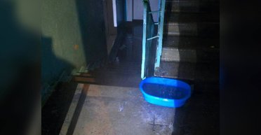 "Вода заливает целые подъезды": в разных районах Киева фиксируют массовые прорывы труб (видео)