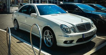 В Киеве заметили редкий спортивный Mercedes 2000-х годов (фото)