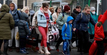 Работают, но чувствуют себя чужими: почему украинцы в Польше хотят вернуться домой