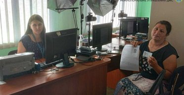 Допомагали рідні та сусіди: українка отримала перший паспорт у 45 років