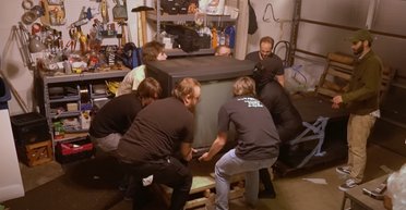 Весит почти 200 кг: для подъема самого большого кинескопного телевизора требовался погрузчик