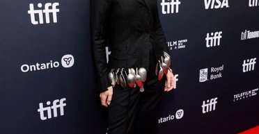 Кейт Бланшетт на кінофестивалі в Торонто одягла костюм, прикрашений ложками (фото)