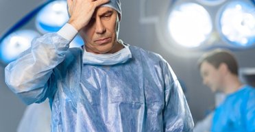 Кривое зеркало. Есть ли будущее у Украины, пока охранникам в ней платят больше, чем врачам?