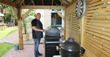 "Чоловічий барліг": чоловік переробив сарай на бар із джакузі та виграв конкурс (фото)