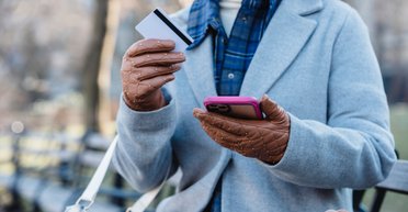 Остаться без платежной карты: когда банки могут расторгнуть договор с физическим лицом