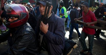 "Закрывайте окна немедленно". К чему привела легализация оружия в Гватемале