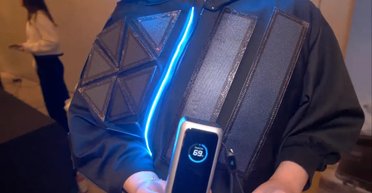 Заряжает телефон на ходу: Anker представила куртку с солнечными панелями (видео)