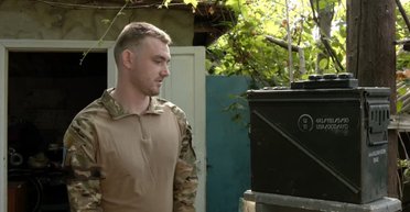 Спасают от дронов и арты: как школьник собирает мощные зарядные станции для ВСУ (видео)