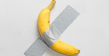 Обмотанный скотчем банан будет продан на аукционе Sotheby's за 1 миллион долларов