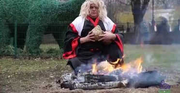 Высидел яйца и вылупил драконов: директор Одесского зоопарка эпатировал праздничным роликом (видео)