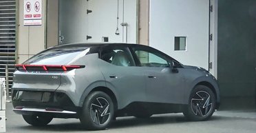 Новый недорогой электрокроссовер от Geely и Volvo рассекретили до премьеры (фото)