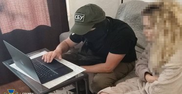 СБУ затримала в Полтаві психологиню, яка на сеансах просувала дружбу з РФ (фото)