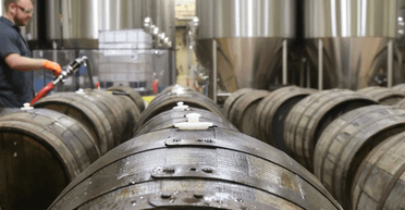 Намагався врятувати колегу: винороб загинув після падіння в чан із просекко (фото)