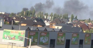 В Белой Церкви слышны взрывы, пылает склад пиротехники (фото, видео)