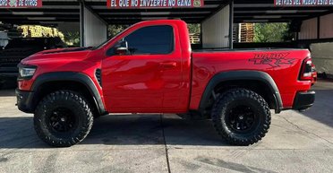 Малюк на стероїдах: у США створили незвичайний короткий пікап на 700 сил (відео)