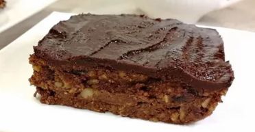 Без борошна, цукру та випічки: швидкий рецепт смачного шоколадного десерту з фініками