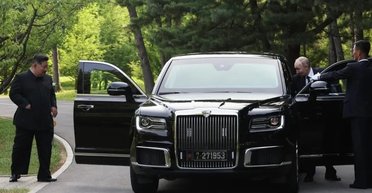Путин подарил Ким Чен Ыну сервиз и покатал на подаренном лимузине