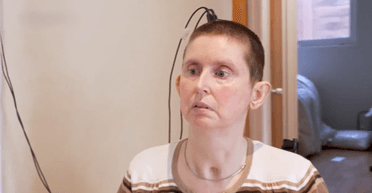 Женщина вдруг заговорила после 18 лет молчания: какая технология помогла (видео)