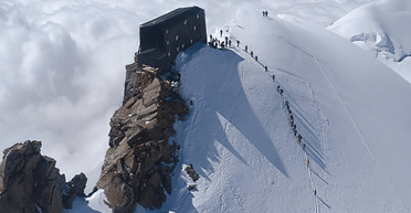 На краю неба: один із найвіддаленіших у світі готелів розташований на вершині гори (фото)