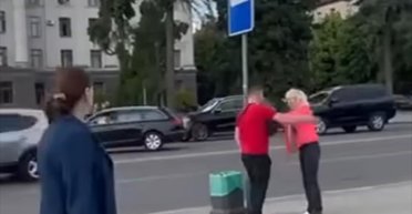 В Луцке водитель кулаками "воспитывал" женщину, которая перебегала дорогу перед его авто (видео)