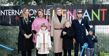 Княгиня Монако Шарлін зʼявилася на публіці з двома дітьми (фото)