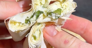 Трикутнички з фелатою: рецепт швидкого та ситного перекусу (відео)