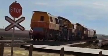 РФ строит железную дорогу возле Мариуполя: Андрющенко показал, как она выглядит (видео)