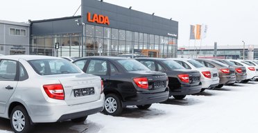 На складах — 100 000 непроданных авто: новые Lada не хотят покупать